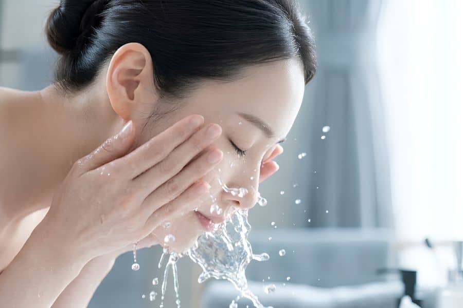 Ưu tiên làm sạch dịu nhẹ và cấp ẩm để hỗ trợ da phục hồi sau nâng cơ 