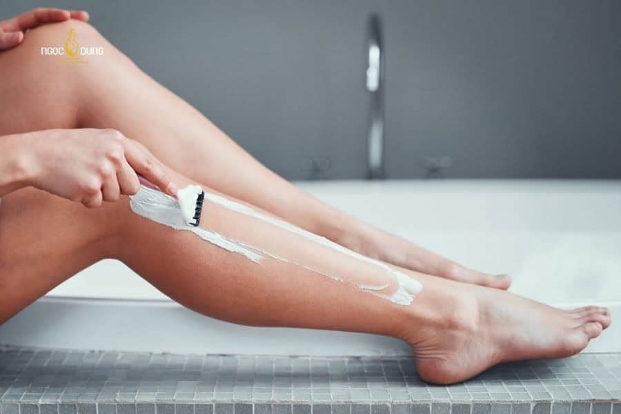 Dùng dao cạo là cách triệt lông chân tại nhà​ mang tính tạm thời