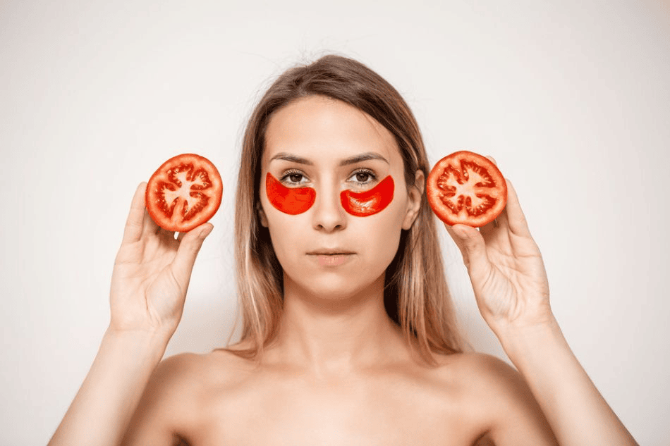 Trị thâm mắt bằng cà chua được nhiều người áp dụng 