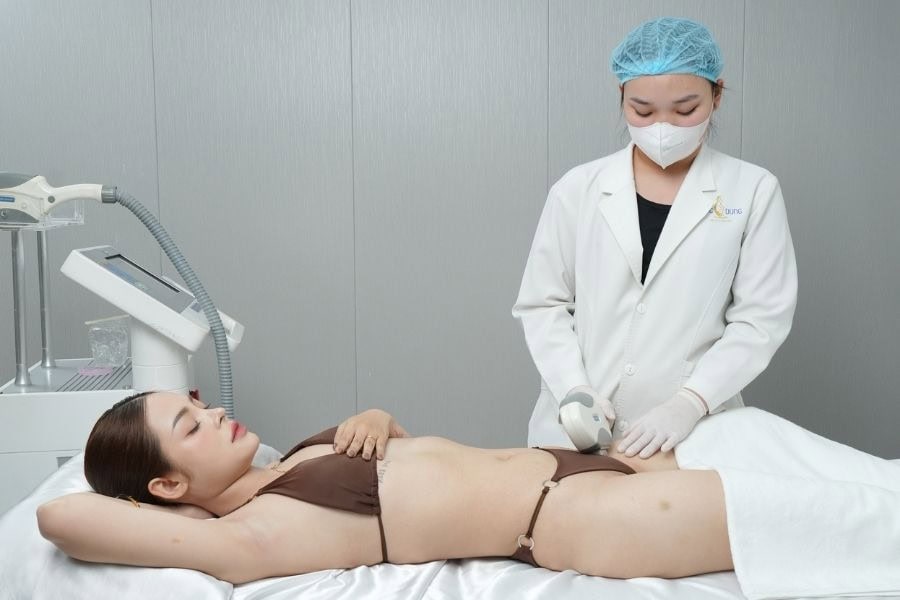 Chuyên viên tiến hành triệt lông vùng bikini với công nghệ New E - light cho khách hàng