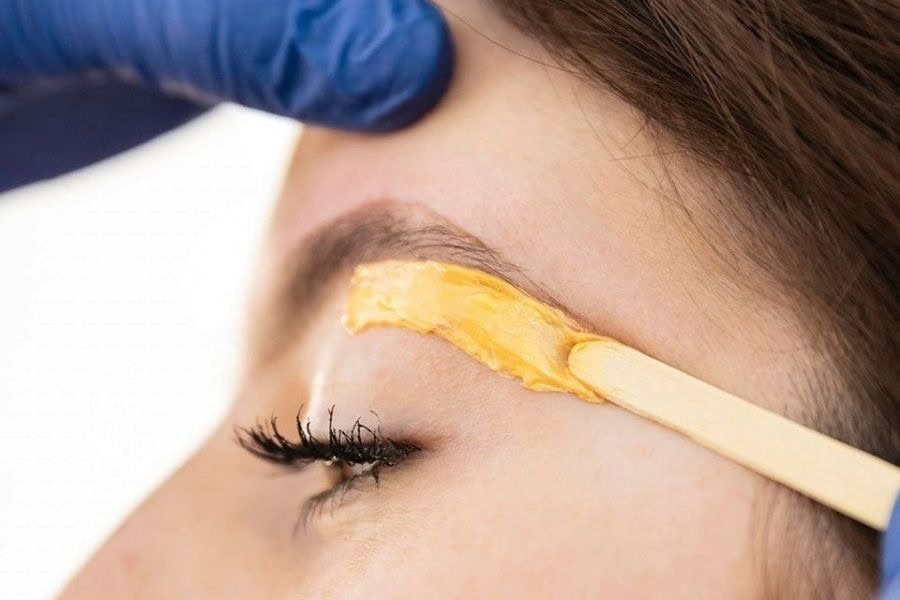 Triệt lông mày hiệu quả: Phương pháp và chi phí cần biết 7 Wax lông mày dễ gây đau và kích ứng