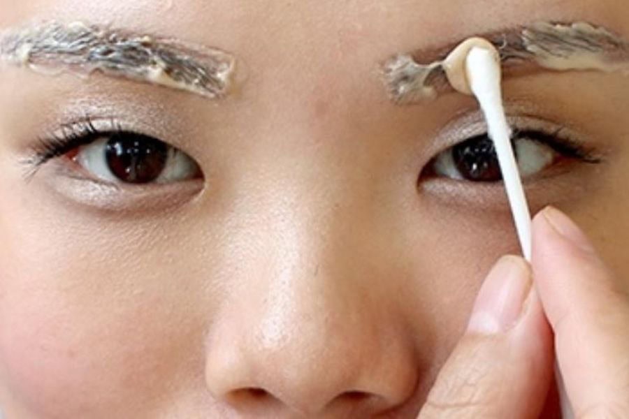 Triệt lông mày hiệu quả: Phương pháp và chi phí cần biết 8 Tẩy lông mày bằng kem có thể gây kích ứng da
