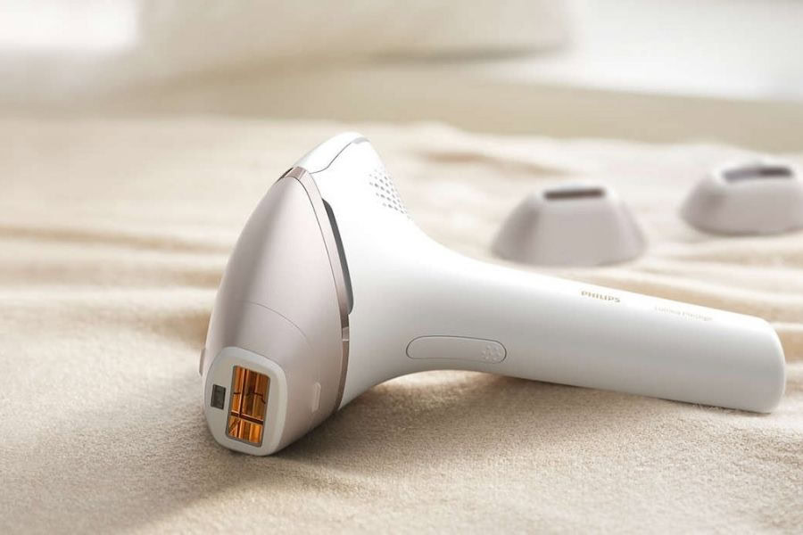 Sử dụng máy triệt lông chuyên dụng mang lại trải nghiệm ít đau rát hơn so với wax