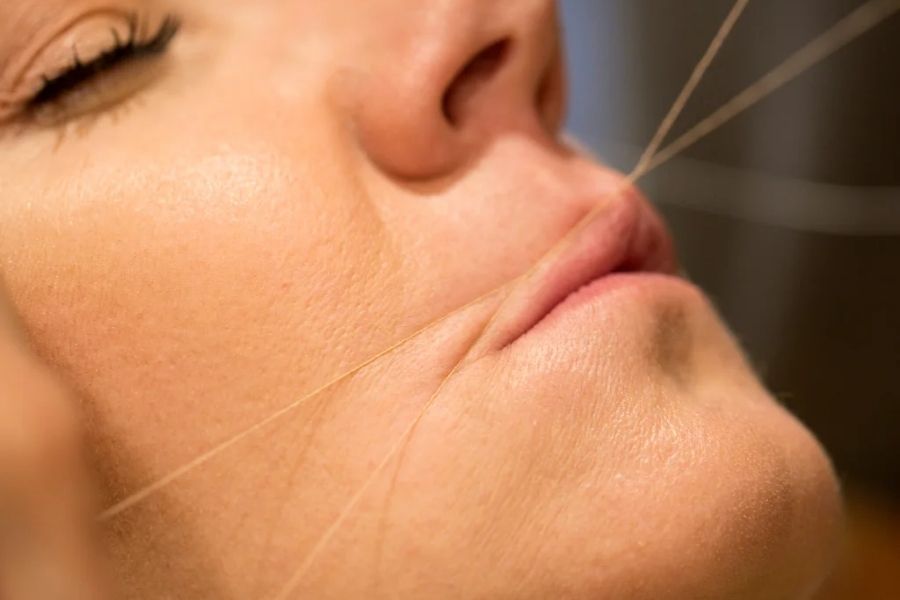 Triệt ria mép có ảnh hưởng gì không? Cách triệt vĩnh viễn 9 Dùng chỉ se lông cũng là giải pháp hữu hiệu cho ai đang thắc mắc làm sao để triệt ria mép