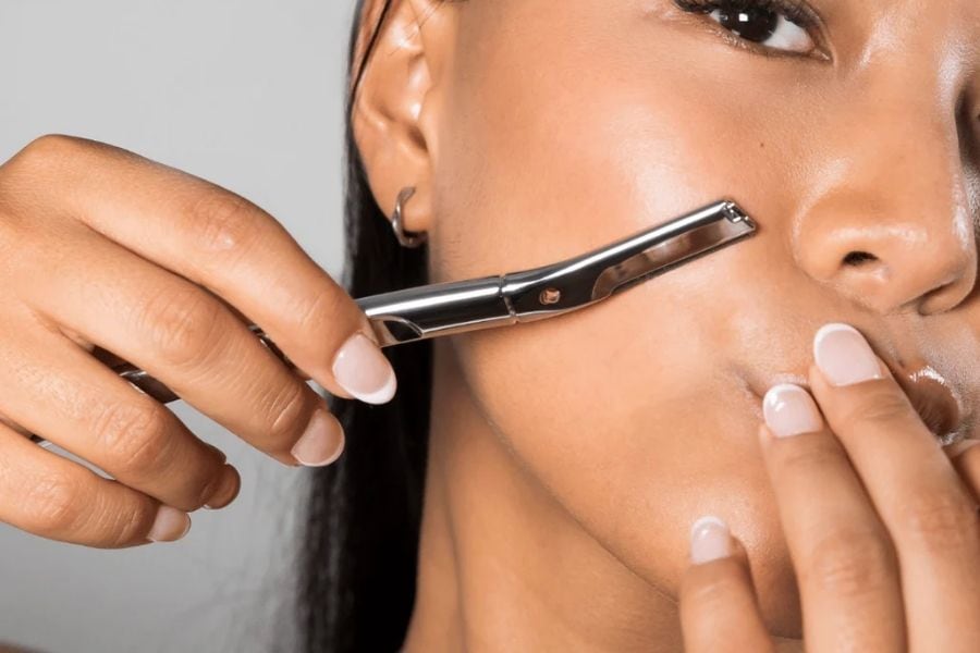 Triệt ria mép có ảnh hưởng gì không? Cách triệt vĩnh viễn 3 Dùng dao cạo là một trong những cách triệt ria mép nữ phổ biến vì không gây cảm giác đau