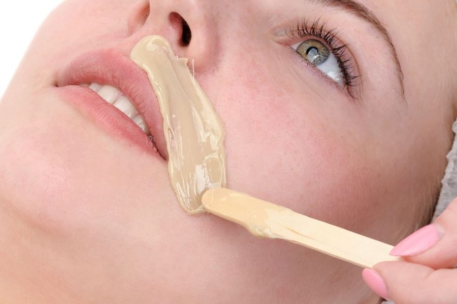 Triệt ria mép có ảnh hưởng gì không? Cách triệt vĩnh viễn 10 Waxing giúp loại bỏ lông tận gốc kèm theo tế bào chết và bụi bẩn