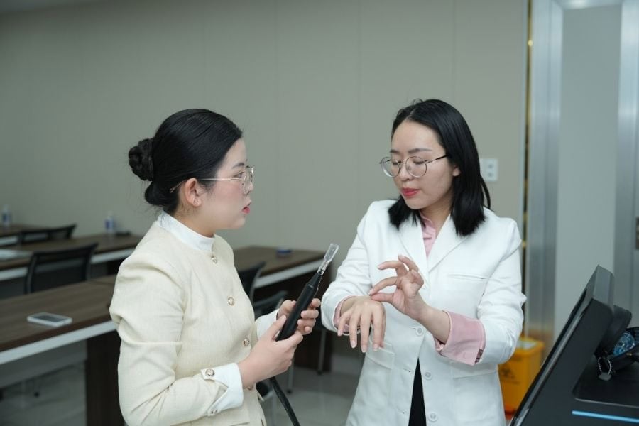 Chuyên viên tiến hành thăm khám và cài đặt thông số máy phù hợp với tình trạng của khách hàng