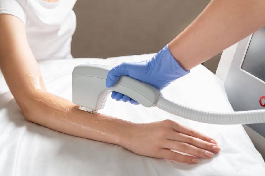 Tuổi tác cũng ảnh hưởng đến câu trả lời cho thắc mắc triệt lông vĩnh viễn có mọc lại không​