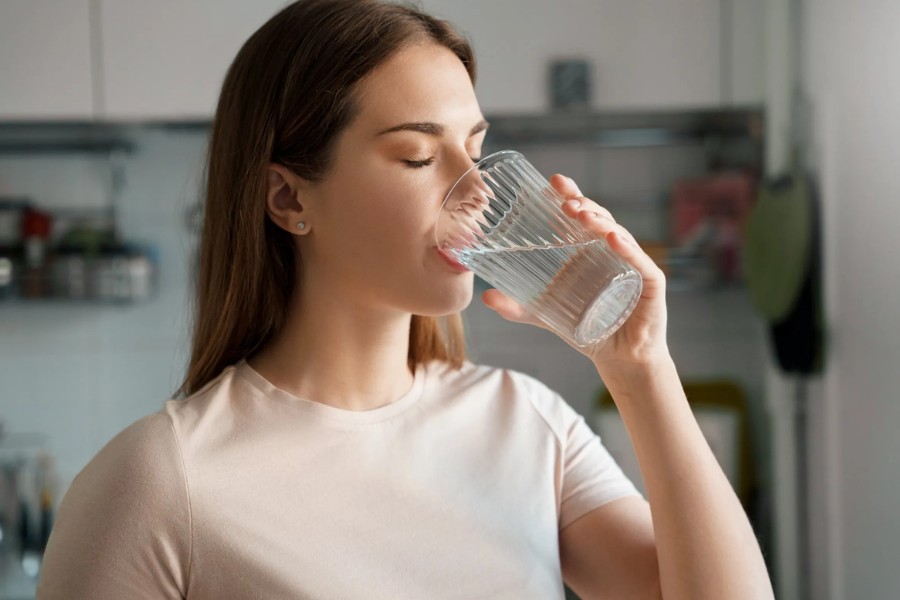 uống nước giúp thải độc cho da