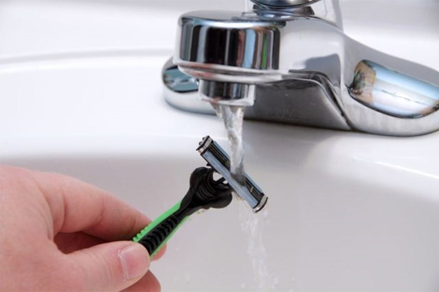 Cách tẩy lông mặt tại nhà cực an toàn, không lo kích ứng 12 Đảm bảo vệ sinh dụng cụ tẩy lông mặt giúp giảm rõ rệt nguy cơ nhiễm khuẩn và kích ứng da