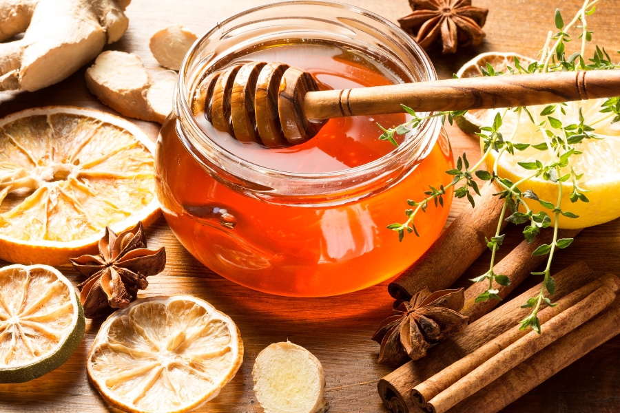Cách dùng rau diếp cá trị mụn thâm cùng mật ong nguyên chất