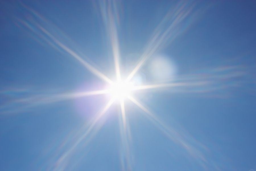 Tia UV là yếu tố quan trọng giải thích tại sao môi thâm dù không sử dụng mỹ phẩm kém chất lượng