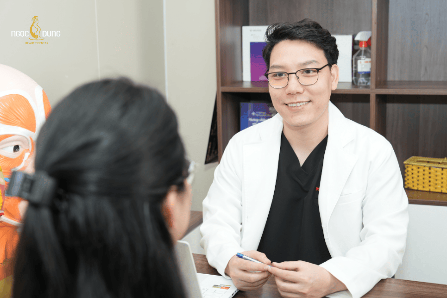 Bác sĩ chuyên môn Phạm Đức Tuấn trực tiếp thăm khám và lên phác đồ điều trị cho khách hàng