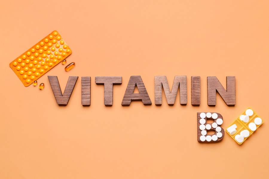 Các nguồn thực phẩm chứa vitamin B bao gồm trứng, thịt gia cầm, cá, rau xanh