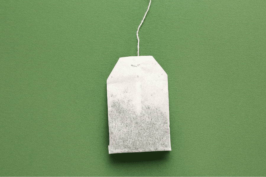 Cần chuẩn bị túi trà với nhiệt độ phù hợp để chuẩn bị đắp lên vùng mắt