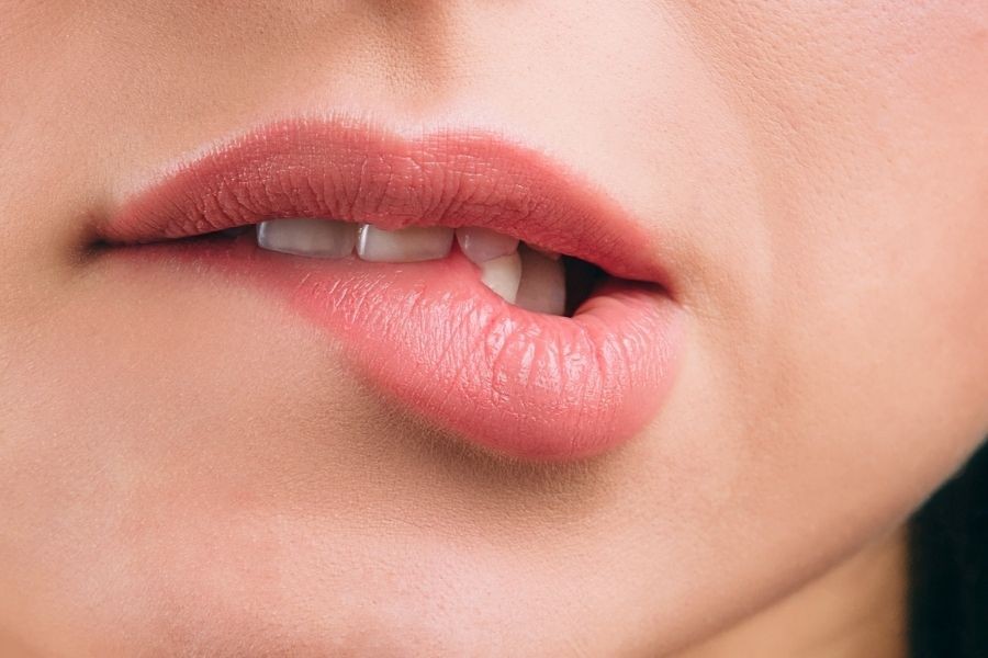Cắn môi thường xuyên làm tăng ma sát dễ gây thâm môi