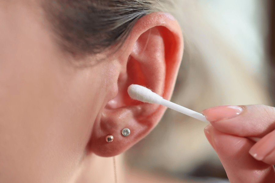 Cần vệ sinh sau khi bấm lỗ tai cẩn thận để giảm nguy cơ hình thành sẹo lồi