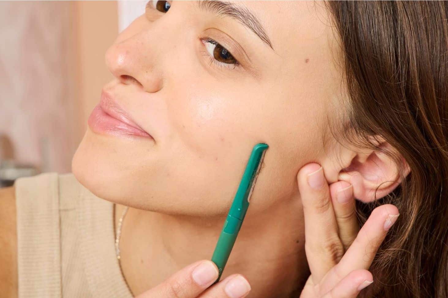 Cạo lông mặt thường xuyên có thể gây ra mụn do bít tắc lỗ chân lông