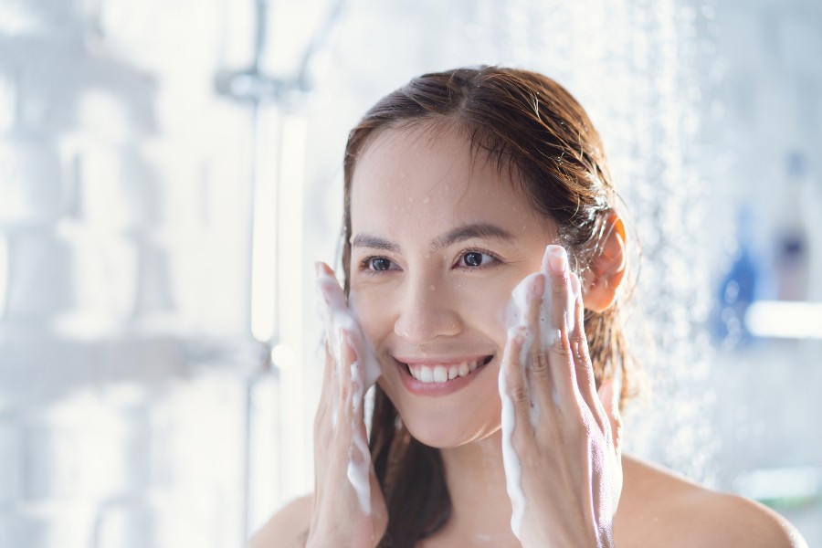 Không nên sử dụng sản phẩm có chất tẩy để vệ sinh da sau khi tẩy lông để không lo cạo da mặt có nổi mụn không