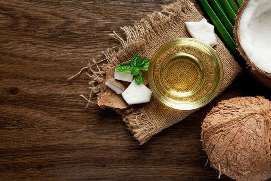 Vitamin E trong dầu dừa giúp cải thiện sắc môi hiệu quả