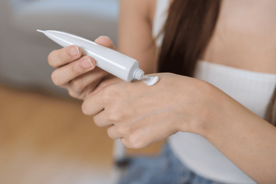 Hiệu quả của thuốc bôi trị mụn thịt thường đến chậm và cần kiên trì sử dụng theo hướng dẫn của bác sĩ