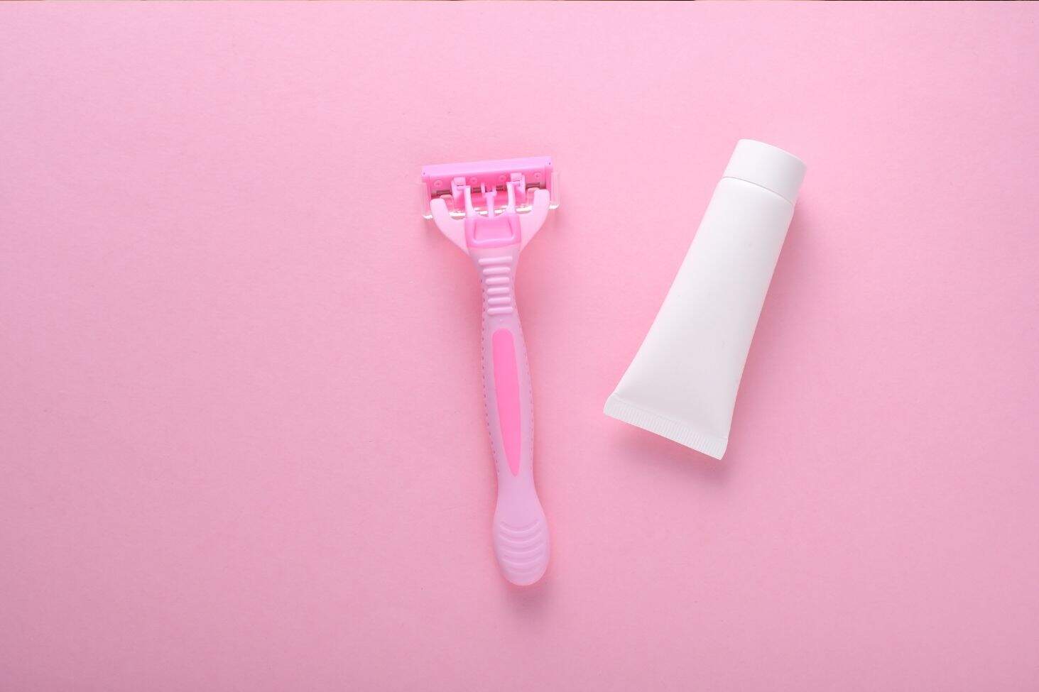 Nên dùng lưỡi dao cạo mới cho mỗi lần cạo lông mặt để tránh viêm nhiễm 