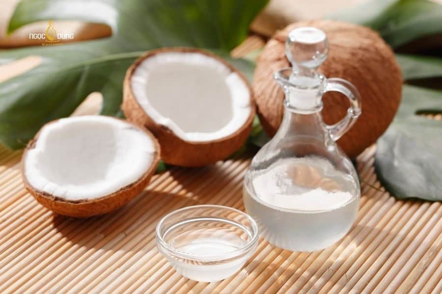 Dầu dừa vừa có tác dụng khử thâm vừa dưỡng ẩm mềm mượt cho môi
