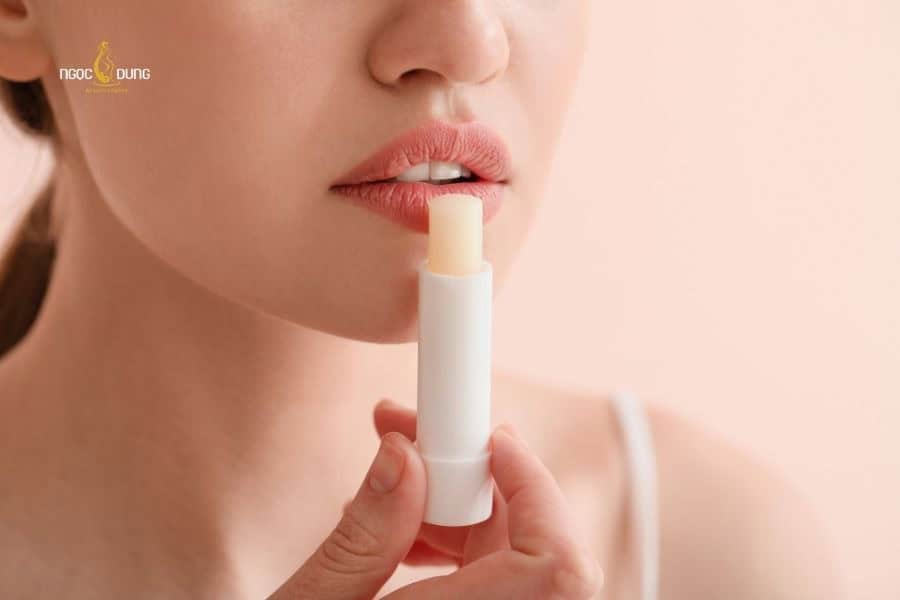 Cách dưỡng môi sau phun xăm lên màu chuẩn đẹp, lâu bền 5 Dùng sáp vaseline nguyên bản để đưỡng ẩm môi sau phun