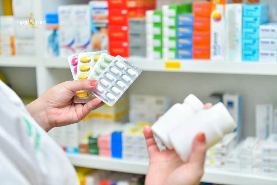 Nên dùng thuốc điều trị mụn nước theo chỉ định của bác sĩ chuyên môn