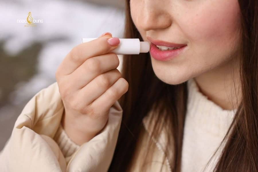 Cách dưỡng môi sau phun xăm lên màu chuẩn đẹp, lâu bền 4 Có thể dùng son dưỡng môi sau phun xăm, khi môi đã bong vảy hoàn toàn