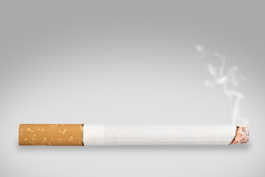 Hút thuốc lá dễ làm sạm màu môi tự nhiên nhất