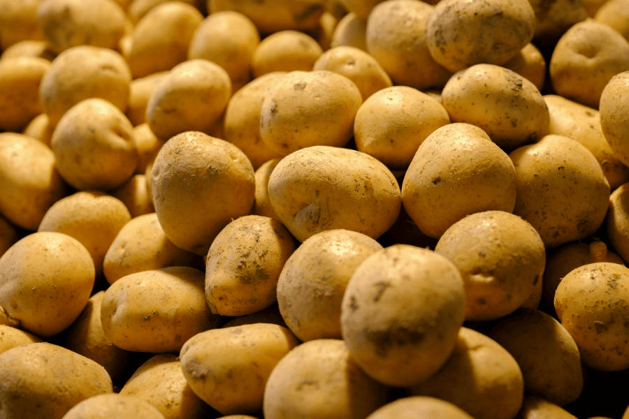 Khoai tây chứa nhiều nhóm vitamin và khoáng chất có thể hỗ trợ làm dịu và giảm thâm mụn cho da