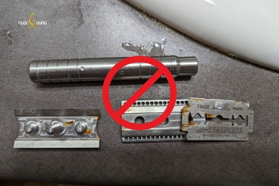 Tuyệt đối không sử dụng lưỡi dao cũ hoặc cùn để cạo lông mặt