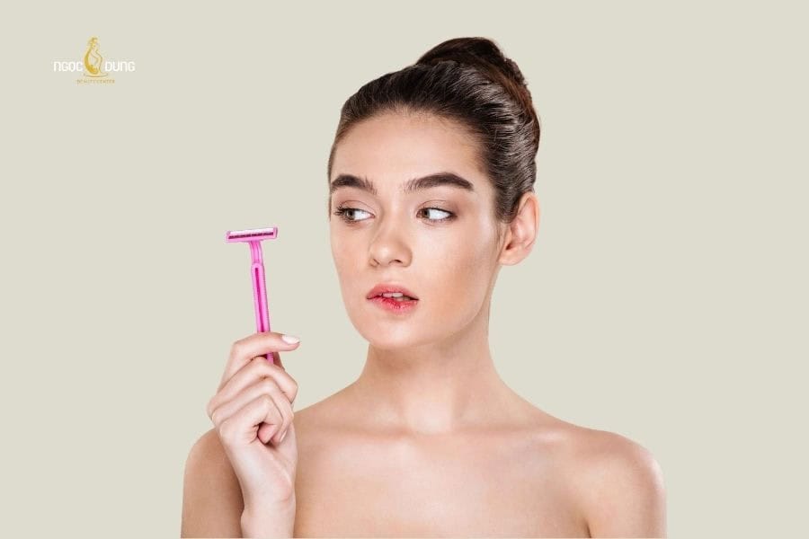 Không nên cạo lông mặt thường xuyên để hạn chế kích ứng