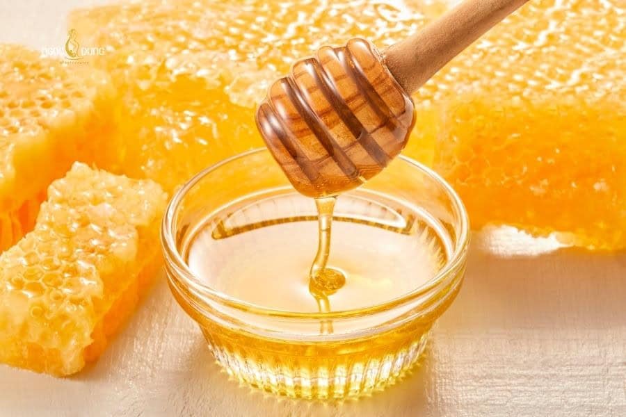 Mật ong được dùng phổ biến trong các công thức khử thâm môi lành tính tại nhà