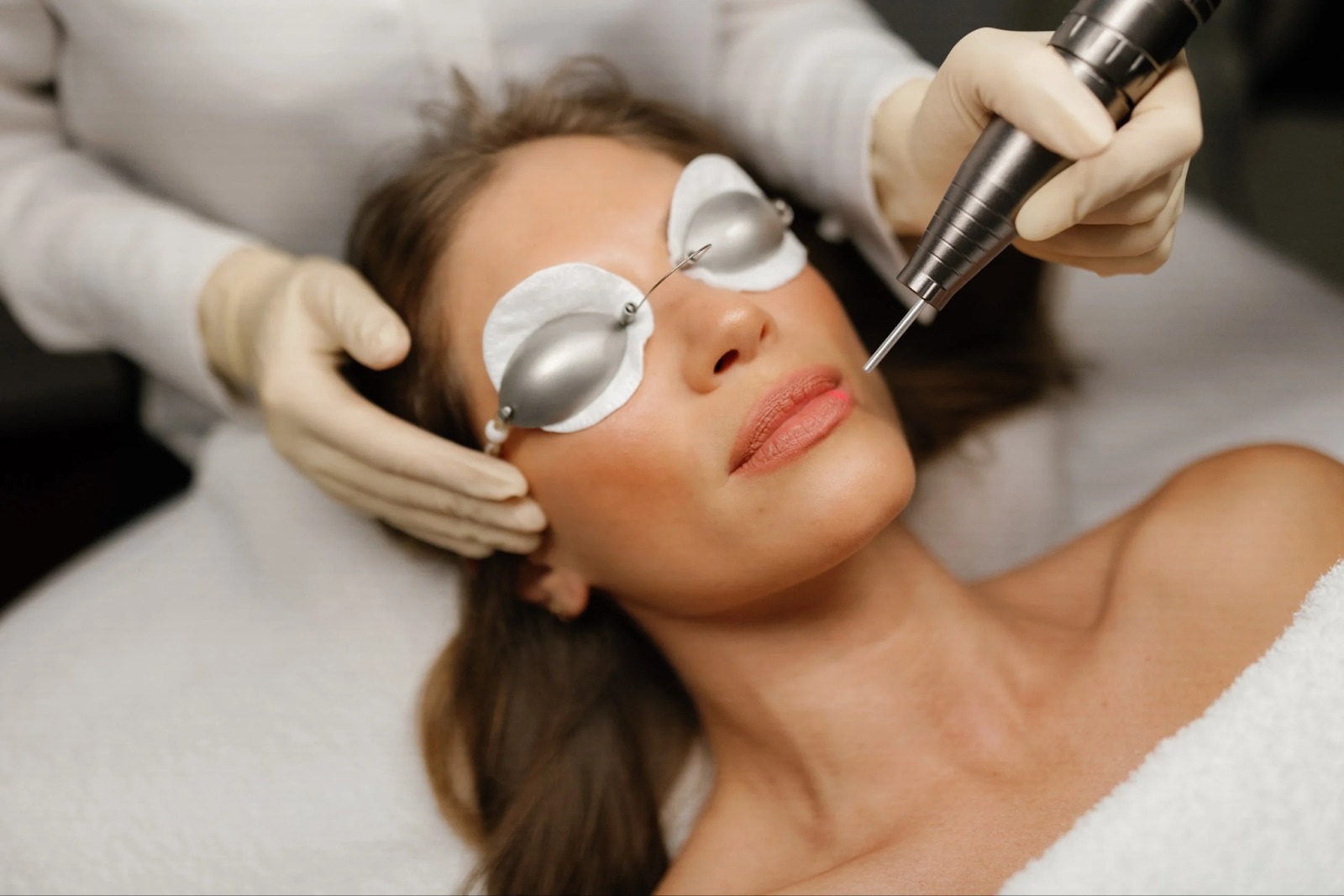 Khử thâm môi giúp đôi môi hồng hào, tươi tắn và làm gương mặt rạng rỡ hơn