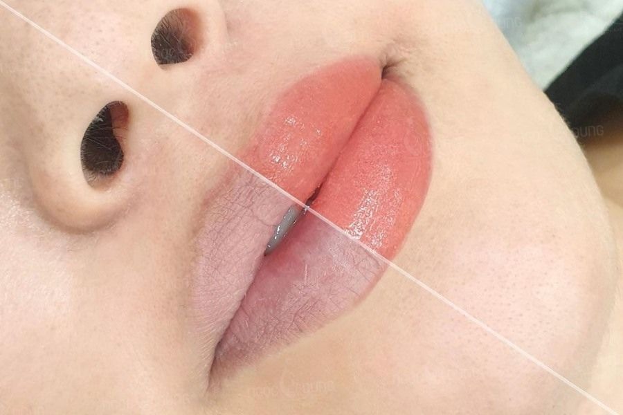 Phun môi cho nam với những màu trung tính sau khi bong sắc môi nhẹ nhàng và tự nhiên