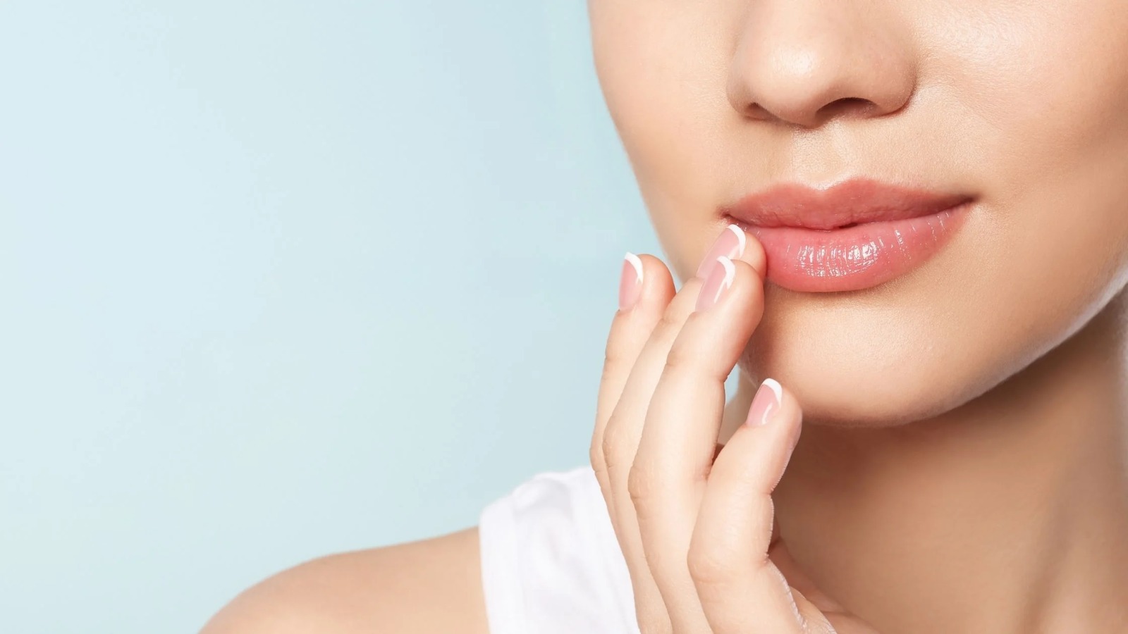 Sau khi khử thâm nên thoa son dưỡng để dưỡng ẩm cho môi