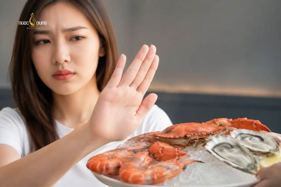 Giải đáp sau phun môi kiêng hải sản bao lâu Ngọc Dung 3 Nên kiêng hải sản sau phun môi từ 10-30 ngày