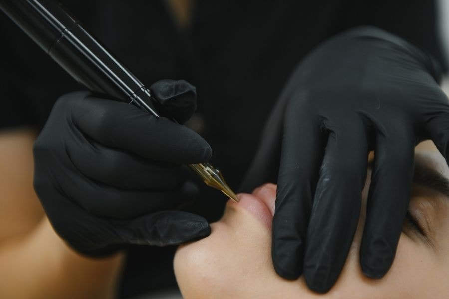 Kỹ thuật phun môi sai cách dễ gây ra mụn nước ở môi sau phun