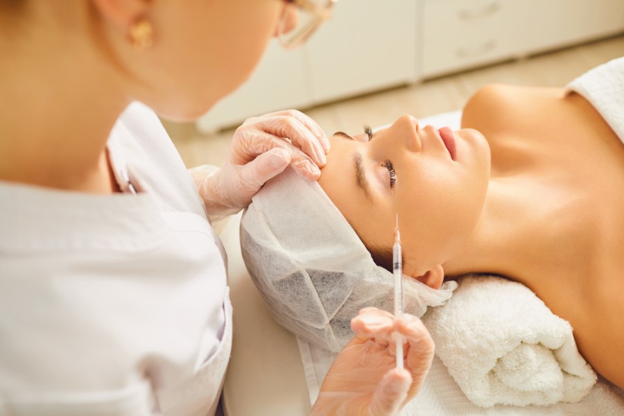 Tiêm thuốc trực tiếp vào vết sẹo để làm mềm và làm phẳng mô sẹo do mụn Tiêm thuốc trực tiếp vào vết sẹo để làm mềm và làm phẳng mô sẹo do mụn