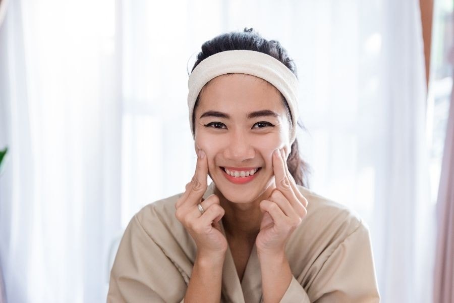 Massage mặt với dầu dừa mỗi tối hỗ trợ làm mờ thâm mụn hiệu quả