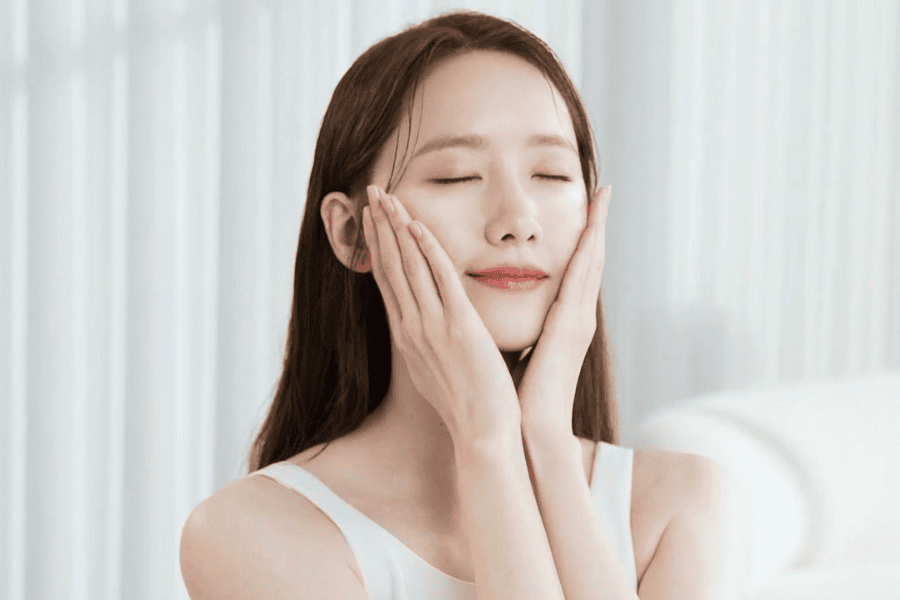 Trị tàn nhang bằng dầu oliu có hiệu quả không? Cách thực hiện đúng và an toàn 3 Massage mặt với dầu oliu nguyên chất thường xuyên giúp cải thiện tình trạng tàn nhang ở da