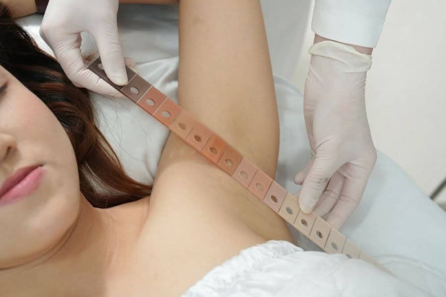 Cần thăm khám với bác sĩ chuyên môn để có hướng triệt lông phù hợp cho làn da sau tuổi 35