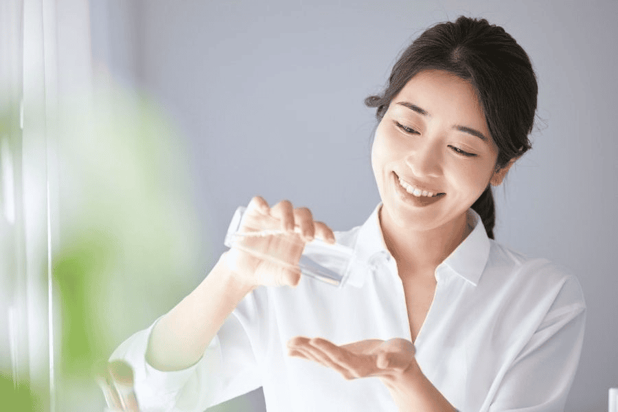 Nên vệ sinh da sau khi dùng dầu dừa để tránh bít tắc lỗ chân lông