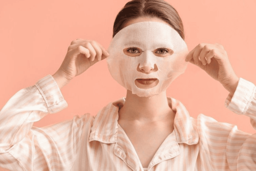 Nổi mụn ở cằm: Nguyên nhân và cách trị hiệu quả nhất hiện nay 4 Đắp mặt nạ sai cách cũng là nguyên nhân gây mụn phổ biến