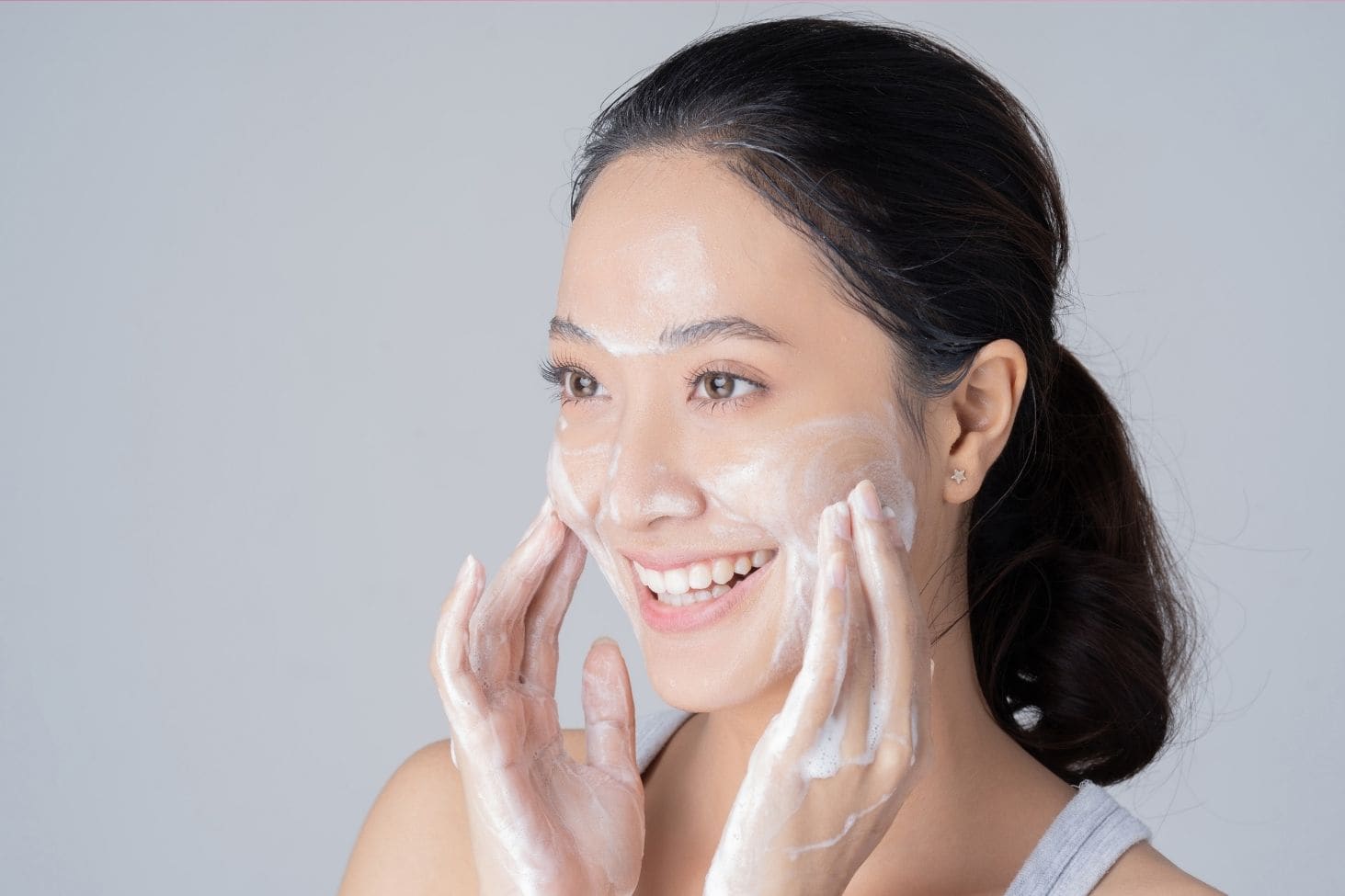 Dùng sữa rửa mặt dịu nhẹ vệ sinh da trước khi cạo lông mặt