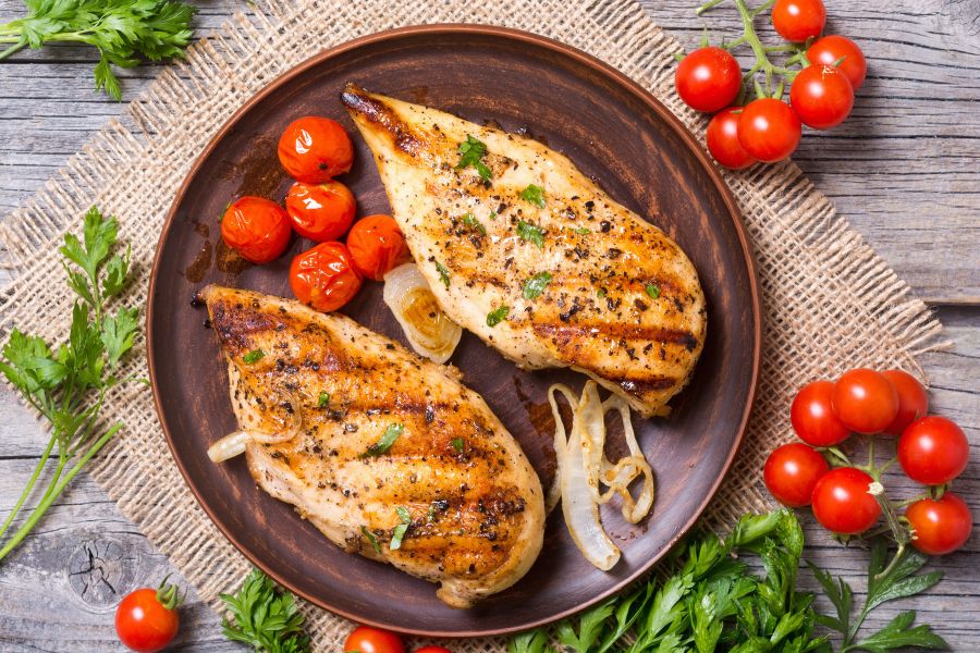 Thịt gà được biết đến là một nguồn thực phẩm giàu dinh dưỡng