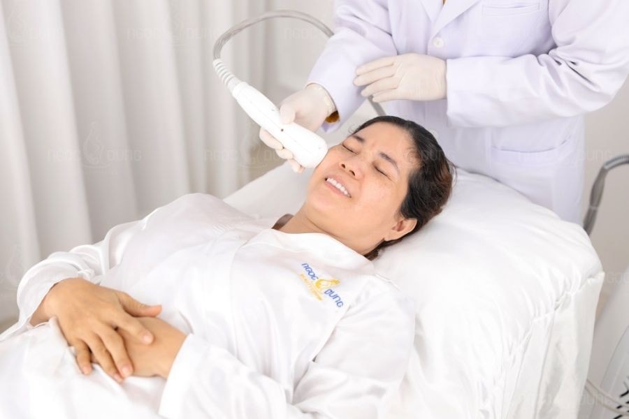 Cách triệt lông mặt tại nhà an toàn và ít kích ứng 2 Tẩy lông chủ yếu tác động bề mặt; triệt lông hướng đến làm giảm mọc từ nang lông