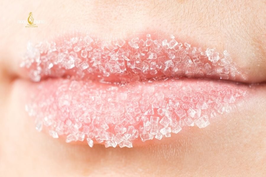 Tẩy tế bào chết môi định kỳ giúp ngừa thâm môi hiệu quả